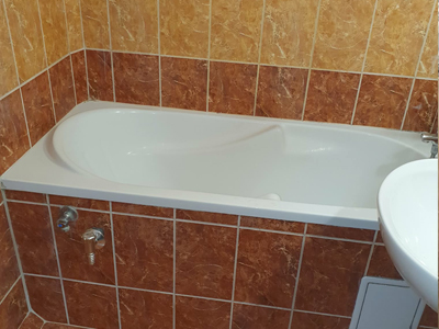 Bordó-narancs fürdőszoba